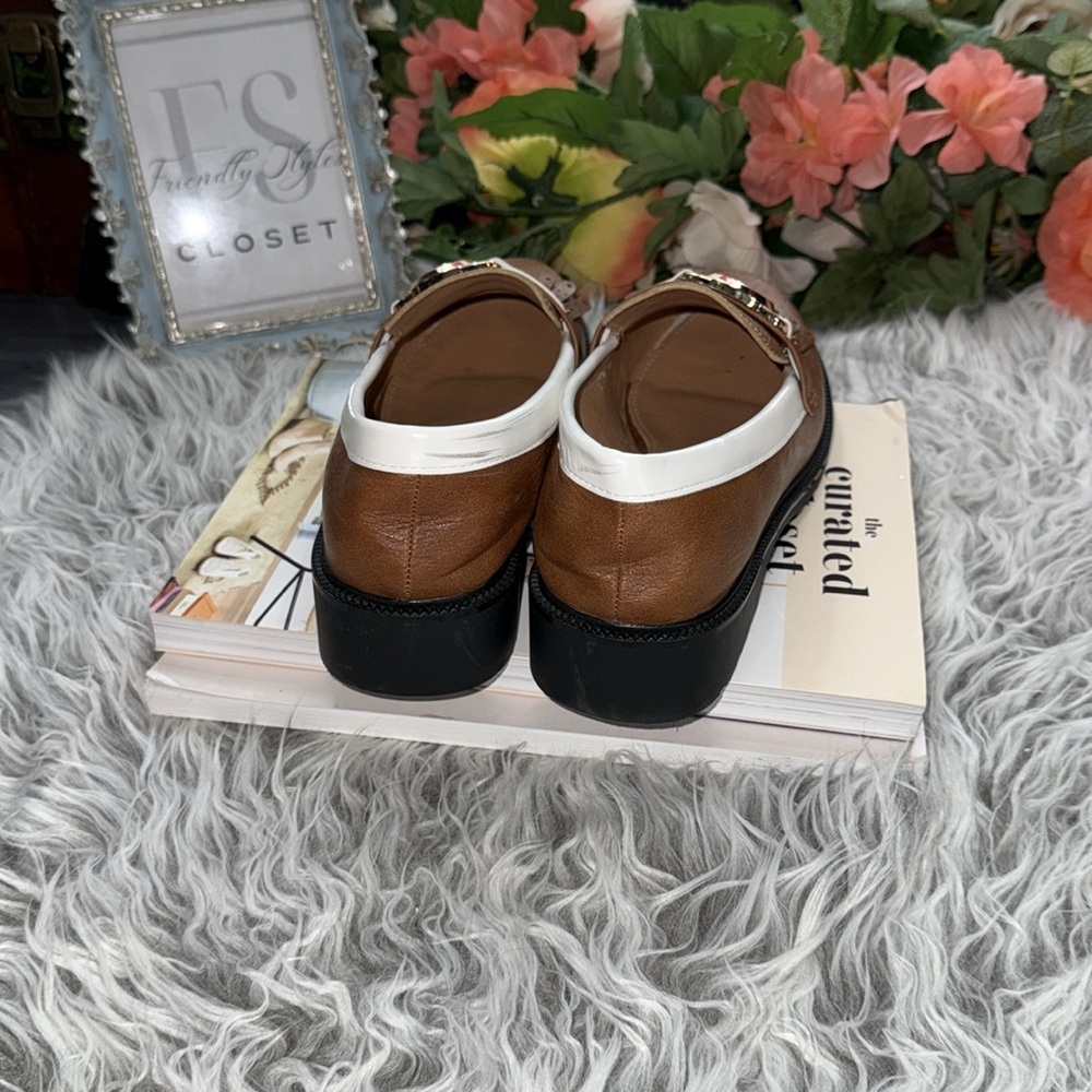 Vintage-Inspired Brown & White Old Money Loafers with Gold Buckle G Detail - Picture 5 of 7